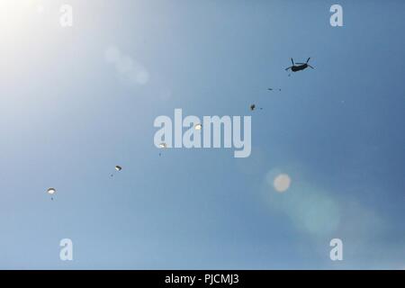 Soldaten mit 19 besondere Kräfte, die Unterstützung der Gruppe Bataillon, Kansas Army National Guard, springen von einem CH-47 Chinook in Camp Dodge gemeinsame Manöver Training Center in Johnston, Iowa, am 18. Juli 2018. Die Einheit wird ihre jährliche Weiterbildung auf der Basis Sustainment Training Center, die Soldaten in der Armee von Hosts aus allen Komponenten im ganzen Land das ganze Jahr über. Stockfoto