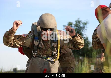 Ein Soldat mit 19 besondere Kräfte, die Unterstützung der Gruppe Bataillon, Kansas Army National Guard, bereitet sich für eine statische Zeile springen am Lager Dodge gemeinsame Manöver Training Center in Johnston, Iowa, am 18. Juli 2018. Die Einheit wird ihre jährliche Weiterbildung auf der Basis Sustainment Training Center, die Soldaten in der Armee von Hosts aus allen Komponenten im ganzen Land das ganze Jahr über. Stockfoto