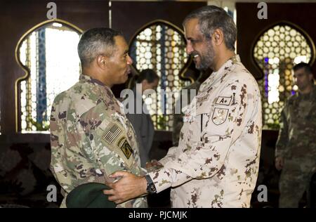 Generalmajor Saleh M. Al-Ameri, Vereinigte Arabische Emirate land Kommandeur, begrüßt US-Armee Generalleutnant Michael X. Garrett, US-Army Central kommandierender General, vor ihrer wichtigsten Führer Engagement in Abu Dhabi, Vereinigte Arabische Emirate, 23. Juli 2018. Key leader Engagements sind ein wichtiger Teil der Vertrauensbildung und damit Partner der Interoperabilität. Stockfoto