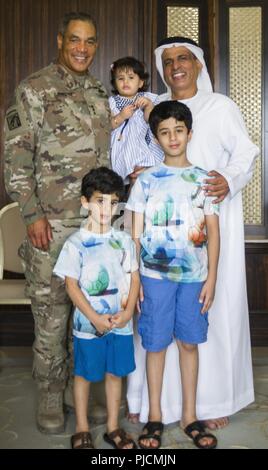 Us-Armee Generalleutnant Michael X. Garrett, US-Army Central kommandierenden General und Oberstleutnant Ali Al-Shamsi, Institut Commander, für ein Foto mit den Mitgliedern von Oberstleutnant Al Shamsi's Familie in Abu Dhabi, Vereinigte Arabische Emirate, 23. Juli 2018 darstellen. Die Erstellung und Pflege von Beziehungen ist ein wichtiger Teil der Vertrauensbildung und Stärkung der Zusammenarbeit mit den Partnerstaaten. Stockfoto