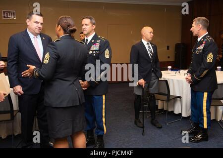 Kongress Vertreter Mitglieder mit Führungskräften von U.S. Special Operations Command in Washington, D.C., den 18. Juli 2018. Die Sitzung wurde geleitet, eine Vielzahl von Fragen von beiderseitigem USSOCOM und Congressional Interessen zu besprechen. Stockfoto