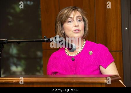 Rep. Kathy Castor, US-Repräsentantenhaus Special Operations Forces Caucus co-Chair, Adressen U.S. Special Operations Command Führungskräfte sowie weitere Mitarbeiter, in Washington, D.C., den 18. Juli 2018. Die Sitzung wurde geleitet, eine Vielzahl von Fragen von beiderseitigem USSOCOM und Congressional Interessen zu besprechen. Stockfoto