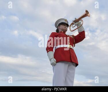 Ein hornist aus dem US Marine Corps Drum and Bugle Corps Hähne am Ende des Sunset Parade am 17 Juli, 2018 spielt am Lincoln Memorial, Washington, D.C. den Sonnenuntergang parade Sommer Tradition im Jahre 1954 begann und mit der stillen Bohren Platoon, die US-Marine Band, das US Marine Drum and Bugle Corps und zwei Marching unternehmen. Den Sonnenuntergang Parade ist am Lincoln Memorial statt und ist offen für Public Viewing. Stockfoto