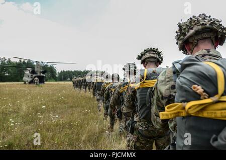 Grafenwöhr, Deutschland - Fallschirmjäger auf die 173Rd Airborne Brigade gehen Sie in Richtung der Chinook, das Flugzeug, dass Sie alle sprang aus am 24.Juli 2018 zugewiesen. Jeder Himmel Soldat sprang von einem Chinook auf Bunker DZ. Stockfoto