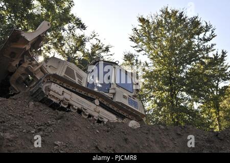 Us-Armee finden Sgt. Charles Haus mit der 712Th Engineer Support Unternehmen, 391 Engineer Battalion, 926Th Engineer Brigade, 412 Theater Ingenieur Befehl, in York, S.C., nahmen in der Aufräumarbeiten auf der cantonment Bereich von Fort Chaffee Manöver Training Center, Arche, während des Betriebs River Assault 18., 24. Juli 2018. Betrieb River Assault ist ein Schlüssel US Army Reserve Schulungsveranstaltung, die 416Th TEC beschäftigt geschult und Ingenieur Einheiten und Soldaten vorzubereiten. Stockfoto