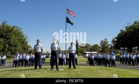 Flieger ab dem 60 medizinische Gruppe, stand in der Ausbildung während des 60. MDG Ändern des Befehls Zeremonie an Travis Air Force Base, Calif., 24. Juli 2018. Während der Zeremonie Oberst Michael Higgins aufgegeben das Kommando über die 60. MDG zu oberst Kristen Beals. Stockfoto