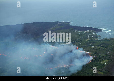 Lava, die vom Vulkan Kilauea stammt und aus der Spalte 8 in den Leilani Estates, nahe Pahoa, ausbricht, fließt durch den unteren Puna Distrikt nach Kapoho, Hawaii Stockfoto