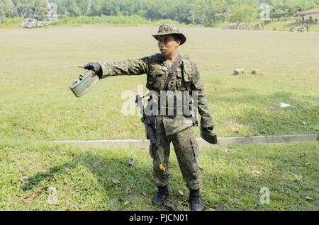 Kapitän Muhammad Fikri bin Mohammad Ramli, ein Platoon Commander mit dem 15 Royal Malay Regiment simulieren Dschungel Bewegungen während der Übung Keris Streik, Juli 24, 2018, Camp Senawang, Malaysia. Malaysischen Soldaten beweisen ihre Dschungel Taktiken zur Vorbereitung der Keris Streik jungle Bereich Training. Stockfoto