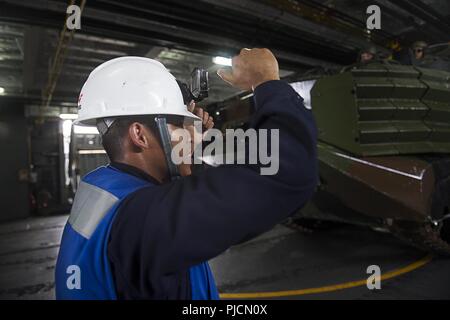 Pazifischer Ozean (23.07.2018) philippinische Marine Seaman 1 Bootsmann Mate Gerald Ramos führt ein amphibisches Fahrzeug (AAV) zur Bekämpfung der Angriff Unternehmen zugewiesen sind, 3. Marine Regiment in der gut Deck der Philippinischen Marine Landing Platform Dock BRP Davao del Sur (LD602) während der Rand der Pazifischen (Rimpac) Übung, Juli 23. Dies ist das erste Mal, dass Davao Del Sur Operationen mit US Marine Rohrbelüfter durchgeführt hat. 25 Nationen, 46 Schiffe, 5 U-Boote, und etwa 200 Flugzeugen und 25.000 Angestellte beteiligen sich an Rimpac vom 27. Juni bis 2. August in und um den hawaiischen Inseln Stockfoto