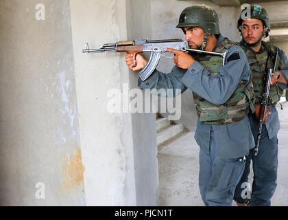 KABUL, Afghanistan (18 Juli 2018) - Zwei afghanische Polizei Rekruten Praxis Close Quarters Battle Übungen während der Ausbildung bei der Polizei Training Center, in der Nähe von Kabul, Afghanistan, 18. Juli 2018. 350 Rekruten Wetteifern um 215 Slots auf den besonderen Polizei Advanced Training Wing in Mazar-e Sharif. (NATO Stockfoto