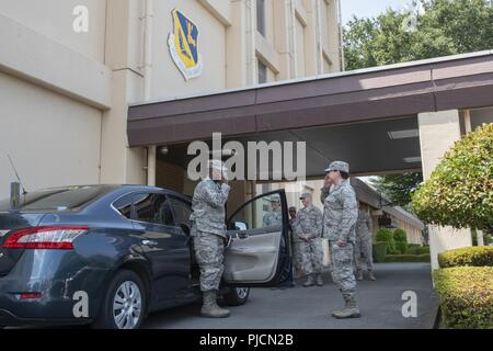 Kol. Ingrid Ford, 374 Medical Group Commander grüßt Oberst Otis C. Jones, 374 Airlift Wing Commander, nach seiner Ankunft für die 374 MDG immersion Tour an Yokota Air Base, Japan, 24. Juli 2018. Die Tour gab dem neuen Wing Commander eine Chance zu Briefings von Führung und Experten hören, während Sie gleichzeitig die Flieger, die bilden die 374 MDG. Stockfoto