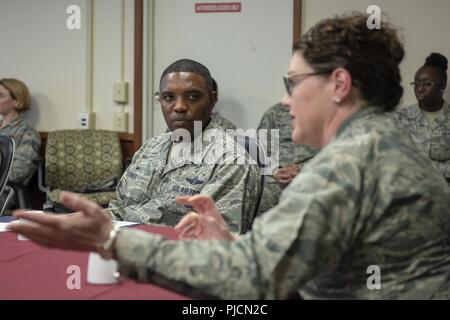 Oberst Otis C. Jones, 374 Airlift Wing Commander, hört auf eine Mission von Col. Ingrid Ford, 374 Medical Group Commander, während der 374 MDG immersion Tour an Yokota Air Base, Japan, 24. Juli 2018. Die Tour gab dem neuen Wing Commander eine Chance zu Briefings von Führung und Experten hören, während Sie gleichzeitig die Flieger, die bilden die 374 MDG. Stockfoto