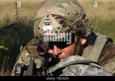 Us-Armee Pfc. Tyler Dunn, ein mortarman für die Zentrale und die Konzernzentrale, 2nd Battalion, 504Th Parachute Infantry Regiment zugeordnet, 1. Brigade Combat Team, 82nd Airborne Division, bietet Sicherheit im Betrieb Teufel Sturm, bei Holland Drop Zone in Fort Bragg, North Carolina, 19. Juli 2018. Betrieb Devil Storm ausgeübt Fähigkeit der Einheit zu kämpfen und überall mit kurzfristig zu gewinnen. Stockfoto