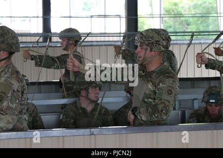 Us-Armee Pfc. Tyler Dunn (Mitte, vorne), ein mortarman für die Zentrale und die Konzernzentrale, 2nd Battalion, 504Th Parachute Infantry Regiment zugeordnet, 1. Brigade Combat Team, 82nd Airborne Division, führt Vor-sprung Operationen während des Betriebs Teufel Sturm an der Grünen Rampe in Fort Bragg, North Carolina, 17. Juli 2018. Betrieb Devil Storm war eine Veranstaltung, die die Fähigkeit des Geräts, um zu springen, kämpfen und innerhalb von 18 Stunden nach der Benachrichtigung gewinnen ausgeübt. Stockfoto