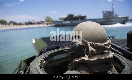 KONA, Hawaii (22 Juli 2018) US Marine Corps Lance Cpl. Fabian Kovac, zur Bekämpfung der Angriff Unternehmen zugewiesen sind, 3. Marine Regiment, von Reno, Nevada, treibt einen Angriff Amphibienfahrzeug bis Truppen auf Kona, Hawaii, während der Rand des Pazifik (Rimpac) Übung, Juli 22. 25 Nationen, 46 Schiffe, 5 U-Boote, und etwa 200 Flugzeugen und 25.000 Angestellte beteiligen sich an Rimpac vom 27. Juni bis 2. August in und um die hawaiischen Inseln und Südkalifornien. Die weltweit größte internationale maritime Übung RIMPAC bietet eine einzigartige Ausbildung während der Förderung und Stockfoto