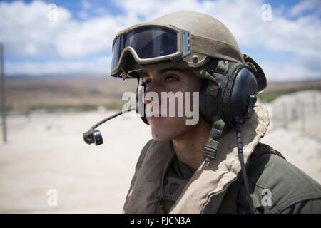 KONA, Hawaii (22 Juli 2018) US Marine Corps Lance Cpl. Fabian Kovac, zur Bekämpfung der Angriff Unternehmen zugewiesen sind, 3. Marine Regiment, von Reno, Nevada, sitzt auf der Spitze eines Angriffs Amphibienfahrzeug in Kona, Hawaii, während der Rand des Pazifik (Rimpac) Übung, Juli 22. 25 Nationen, 46 Schiffe, 5 U-Boote, und etwa 200 Flugzeugen und 25.000 Angestellte beteiligen sich an Rimpac vom 27. Juni bis 2. August in und um die hawaiischen Inseln und Südkalifornien. Die weltweit größte internationale maritime Übung RIMPAC bietet eine einzigartige Ausbildung während der Förderung und Ergänzung Stockfoto