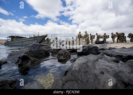 KONA, Hawaii (22 Juli 2018) militärische Mitglieder aus Seiner Majestät Streitkräfte, Tonga, der Australischen Armee und Japan Maritime Verteidigung-kraft Armee Board der australischen Armee Bushmaster Protected Mobility Vehicle-Medium, zugeordnet zu der Royal Australian Navy landing Helicopter dock Schiff HMAS Adelaide (L01), folgende Übungen zu Pohakuloa Training Bereich während der Pacific Rim (Rimpac) Übung, Juli 22. 25 Nationen, 46 Schiffe, 5 U-Boote, und etwa 200 Flugzeugen und 25.000 Angestellte beteiligen sich an Rimpac vom 27. Juni bis 2. August in und um den hawaiischen Inseln und Southern Cali Stockfoto