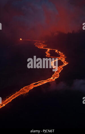 Luftaufnahme von lava Fluss aus Kilauea, Ausbrechenden wie Fontänen von Spalte 8 in Leilani Estates Unterteilung, in der Nähe von Pahoa, Senden einer Stockfoto