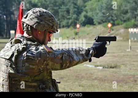 Us-Armee Maj. Nicholas Gauvin mit der 18 Bekämpfung Sustainment Support Battalion schießt eine P8 Pistole während eines Deutschen Waffen Ausbildung, Einarbeitung und Qualifizierung bei der Interoperabilität zu demonstrieren und Partnerschaft Zusammenhalt an der 7. Armee den Befehl, Grafenwöhr Training Area, Deutschland, 20. Juli 2018 zu stärken. Stockfoto