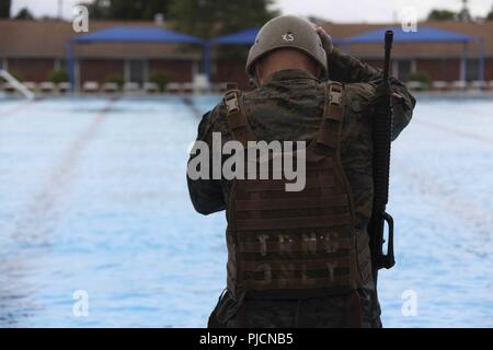 Kommandant des Marine Corps Gen. Robert B. Neller führt eine Schwimmen Qualification Test in Quantico, Virginia, 24. Juli 2018. Stockfoto