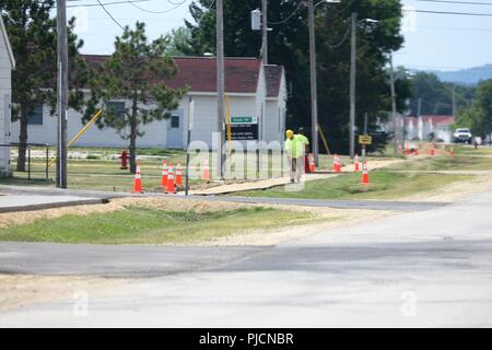 Der Auftragnehmer bereitet eine Fläche für einen neuen Gehweg mit Zement bis Juli 12, 2018, auf der cantonment Bereich am Fort McCoy, Wis Fort McCoy das Direktorat für öffentliche Arbeiten früher im Jahr koordiniert für den Bürgersteig Arbeit zwischen 1100 und 1400 Blöcke auf dem cantonment Bereich abgeschlossen werden. Allcon Bau von Milwaukee beendet die Arbeit. Stockfoto