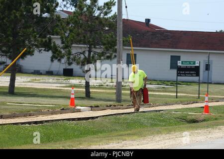 Der Auftragnehmer bereitet eine Fläche für einen neuen Gehweg mit Zement bis Juli 12, 2018, auf der cantonment Bereich am Fort McCoy, Wis Fort McCoy das Direktorat für öffentliche Arbeiten früher im Jahr koordiniert für den Bürgersteig Arbeit zwischen 1100 und 1400 Blöcke auf dem cantonment Bereich abgeschlossen werden. Allcon Bau von Milwaukee beendet die Arbeit. Stockfoto