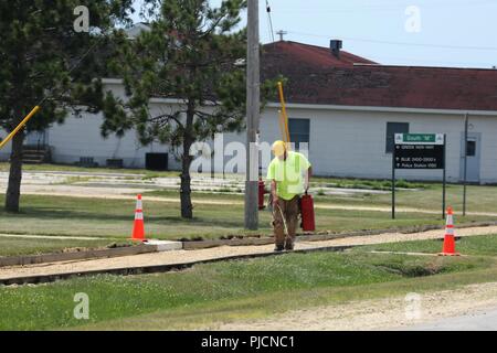 Der Auftragnehmer bereitet eine Fläche für einen neuen Gehweg mit Zement bis Juli 12, 2018, auf der cantonment Bereich am Fort McCoy, Wis Fort McCoy das Direktorat für öffentliche Arbeiten früher im Jahr koordiniert für den Bürgersteig Arbeit zwischen 1100 und 1400 Blöcke auf dem cantonment Bereich abgeschlossen werden. Allcon Bau von Milwaukee beendet die Arbeit. Stockfoto