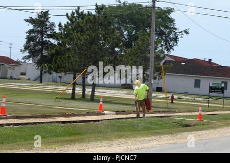 Der Auftragnehmer bereitet eine Fläche für einen neuen Gehweg mit Zement bis Juli 12, 2018, auf der cantonment Bereich am Fort McCoy, Wis Fort McCoy das Direktorat für öffentliche Arbeiten früher im Jahr koordiniert für den Bürgersteig Arbeit zwischen 1100 und 1400 Blöcke auf dem cantonment Bereich abgeschlossen werden. Allcon Bau von Milwaukee beendet die Arbeit. Stockfoto