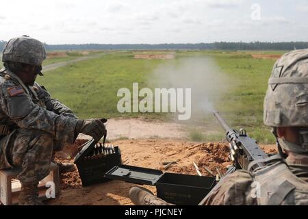 Georgia Armee Nationalgarde von der Augusta Alpha Company, 878th Engineer Battalion, Ziele wird während des M2A2 .50 Kaliber Maschinenpistole Qualifikation am 18. Juli 2018, am Fort Stewart. Mehr als 1100 Soldaten aus über den Zustand sind die Durchführung von jährlichen Schulungen zu Soldat individuelle und kollektive Aufgaben konzentriert. Army National Guard Stockfoto