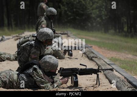 Georgia Armee Nationalgarde, SPC. Emilee Shackleford und Pfc. Morgan Bell, Militär, Polizisten zu den Decatur zugewiesen wurden 170th Military Police Battalion, Ziele während M 249 Qualifikation Squad Automatic Weapon am 17. Juli 2018, am Fort Stewart. Mehr als 1100 Wachposten über vom Zustand gibt es die Teilnahme an jährlichen Trainings für die nächsten zwei Wochen. Stockfoto