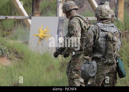 Georgia Armee Nationalgarde Sgt. Justin Cloud und SPC. Joshua Swingle, Bekämpfung der Ingenieure mit der douglasville basierte 848Th Engineer Unternehmen, bereiten Sie ein Abriss kostenlos am 17. Juli 2018 zur Detonation zu bringen, am Fort Stewart, Ga.-Ingenieure über vom Zustand auf verschiedenen abbruchtechniken von Tür zu verletzen Minenräumung während ihrer jährlichen Training diese Woche trainiert Stockfoto