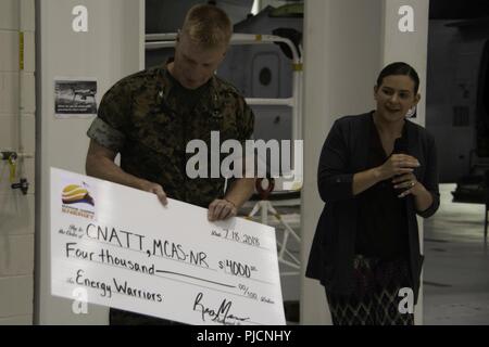 Colonel Russell C. Burton, kommandierender Offizier, Marine Corps Air Station New River, und Melissa Attlee, MCAS New River Unit Energy Manager Programm Vertreter, eine $ 4.000 prüfen, das Zentrum für Naval Aviation Technical Training Marine Einheit New RIver vorhanden für den Empfang der Energieeffizienz Initiative Award von der WAB New River UEMP, Juli 18. Im April 2017, WAB New River begann die Initiative Marines nur die Energie, die Sie benötigen, um die Mission zu erfüllen, und jetzt die UEMP ist die Vergabe von Einheiten, die die meiste Energie - das Geld sparen CNATT MARU empfangen wird, gehen sie in Richtung der Einheit Famil Stockfoto