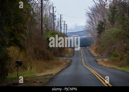 Ein lavafluss brach aus Spalte 8 der Kilauea East rift zone Bausteine Leilani Avenue im ruhigen Wohngebiet Unterteilung von Leilani Immobilien Stockfoto