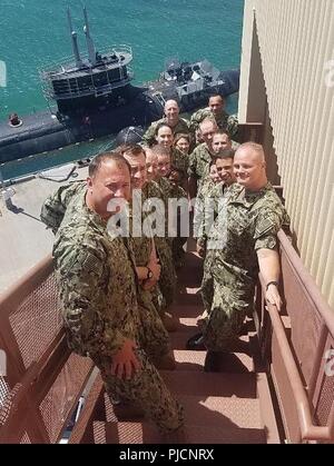 JOINT BASE Pearl Harbor - HICKAM, Hawaii (16. Juli 2018) Kapitän Jeff Metzger, (oben links), kommandierender Offizier der Naval Reserve Undersea Warfare Betrieb CTF-34, Loslösung San Diego und älterer Soldat Führer Chief Elektronik Techniker Chris Elmore (oben rechts) posieren mit Navy Reserve Matrosen von der Einheit, die den Rand des Pazifik (Rimpac) Übung am Joint Base Pearl Harbor-Hickam, Juli 16. 25 Nationen, 46 Schiffe, 5 U-Boote, und etwa 200 Flugzeugen und 25.000 Angestellte beteiligen sich an Rimpac vom 27. Juni bis 2. August in und um die hawaiischen Inseln und Südkalifornien Stockfoto