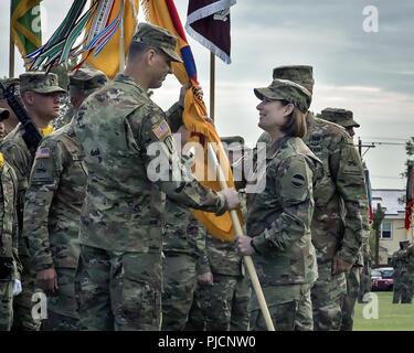 Generalmajor Patrick Matlock, Links, erhält die 1. AD Flagge von Generalleutnant Laura Richardson während der 1. gepanzerten Abteilung ändern des Befehls Zeremonie in Fort Bliss, Texas, am 12. Juli. Richardson, der US-Armee den Befehl stellvertretenden kommandierenden General, kam nach Fort Bliss Der Offizielle Wechsel Befehl Matlock von Weiß, der scheidende 1. AD und Fort Bliss kommandierenden General zu beaufsichtigen. Stockfoto