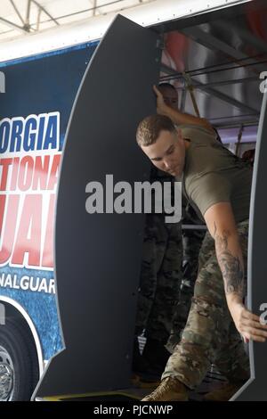 Staff Sgt. Michael Romeo, ein jumpmaster, um die 165 Quartermaster Antenne Lieferung Support Unternehmen (ADS), Georgien National Guard zugeordnet, kontrolliert die mock Tür einer C-130 Flugzeuge während nachhaltige Airborne Training am 13. Juli 2018 an den Bush Army Airfield, GA. Stockfoto