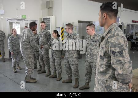 Oberst Otis C. Jones, 374 Airlift Wing Commander, schüttelt Hände mit den Fliegern der 374 medizinische Unterstützung Squadron während der 374 medizinische Gruppe immersion Tour an Yokota Air Base, Japan, 24. Juli 2018. Die Tour gab dem neuen Wing Commander eine Chance zu Briefings von Führung und Experten hören, während Sie gleichzeitig die Flieger, die bilden die 374 MDG. Stockfoto