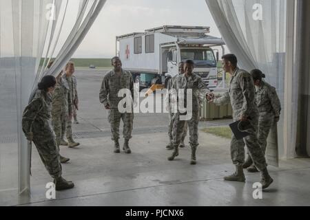 Oberst Otis C. Jones geht mit der Führung der 374. Medical Group nach einer En Route Patienten Staging System Demonstration während der 374 MDG immersion Tour an Yokota Air Base, Japan, 24. Juli 2018. Die Tour gab dem neuen Wing Commander eine Chance zu Briefings von Führung und Experten hören, während Sie gleichzeitig die Flieger, die bilden die 374 MDG. Stockfoto