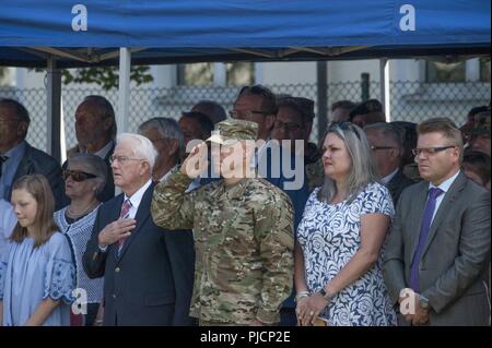 Ansbach, Deutschland -- U.S. Army Brig. Gen. Christopher C. Laneve, Kommandierender General der 7. Armee Befehl macht ein Gruß während der United States Army Garrison (USAG) Ansbach Ändern des Befehls Zeremonie am Barton Kaserne parade Feld, Ansbach, Deutschland, 18. Juli 2018. Während der Zeremonie USAG Ansbach ausgehende Kommandant Oberst Benjamin C. Jones Befehl verzichtet auf eingehende Kommandant Oberstleutnant Steven M. Pierce. Stockfoto