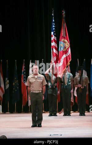 Us Marine Corps Oberst Joseph M. Murray, ausgehende base Commander, steht an Aufmerksamkeit bei einem Befehl Zeremonie bei Warner Auditorium, Quantico, Virginia, 13. Juli 2018. Murray verzichtet auf Befehl Colonel William C. Bentley, eingehende base Commander. Stockfoto