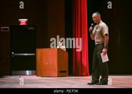 Us Marine Corps Oberst Joseph M. Murray, ausgehende base Commander, spricht während einer Änderung des Befehls Zeremonie bei Warner Auditorium, Quantico, Virginia, 13. Juli 2018. Murray verzichtet auf Befehl Colonel William C. Bentley, eingehende base Commander. Stockfoto