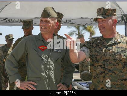 Kapitän Jared Dalton (links), Bravo Loslösung Befehlshaber der Marine Flügel Kommunikation Squadron (MWCS) 38, Marine Air Control Group (MTACS) 38, 3. Marine Flugzeugflügel (MAW) geben eine Tour der Bedienbereich für Sommer Fury 2018, Generalmajor Kevin M. Iiams, der kommandierende General des 3. MAW bei Marine Corps Air Station Miramar, Calif., Juli 24. Sommer Fury wurde entwickelt, um die Funktionalität und die Wirksamkeit der 3. MAW zu erhöhen und gleichzeitig die Marine-Air Boden Task Force und Naval Integration mit teilnehmenden I Marine Expeditionary Force und Marineeinheiten. Stockfoto