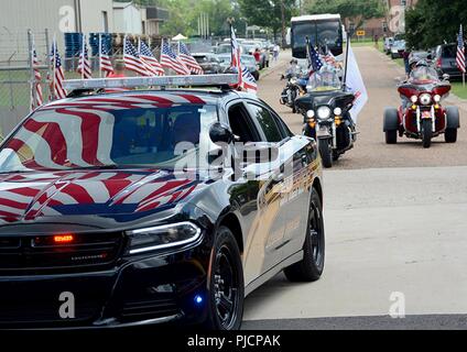 Lokale Gesetzdurchführungoffiziere und Patriot Guard Motorradfahrer escort Louisiana Armee Wachposten aus Die 165 Bekämpfung der Erhaltung & Support Bataillons, Louisiana Army National Guard, der Rückkehr von Service im Ausland zu ihren Familien und Freunden in Bossier City, Louisiana, 14. Juli 2018. Etwa 70 Soldaten der 165. CSSB kehrten in ihre Familien von neun Monaten Einsatz im Ausland zur Unterstützung der Operation, die die Freiheit des Sentinel, Bossier City, La., 14. Juli 2018. Stockfoto