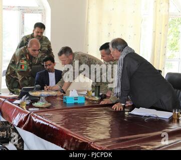 GHAZNI, Afghanistan (2. Juli 2018) - U.S. Army Oberst Scott Jackson, 1. Sicherheit Kraft Unterstützung Brigade Commander und Task Force Südosten senior Advisor, Mitte, Bewertungen operativen Pläne mit der afghanischen nationalen Armee Generalmajor Schur Gul, 203Rd Corps Commander, links, an der operativen Koordinierung Center - in der Provinz Ghazni Stadt, Juli 2. Die Afghanische Nationale Volksarmee 203Rd "Donner" Korps führte eine umfangreiche clearing Betrieb in der Provinz Ghazni, während durch die Berater vom 30. Juni bis 9. Juli begleitet. Stockfoto