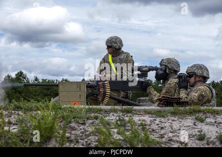 U.S. Army Reserve Troop Liste Einheit Soldaten beteiligen sich an der Besatzung - Serviert Waffe Qualifikation mit einem M2 machine gun während des Betriebs Cold Steel II, an Joint Base Mc Guire-Dix - Lakehurst, New Jersey, 21. Juli 2018. Betrieb Cold Steel ist der US-Armee finden Crew - Serviert Waffen Qualifizierung und Validierung Übung, um zu gewährleisten, dass America's Army Reserve Einheiten und Soldaten ausgebildet sind und bereit, auf kurze bereitstellen - und überall in der Welt bekämpfen - bereit und tödlichen Feuerkraft zur Unterstützung der Armee und unsere gemeinsamen Partner bringen. Stockfoto