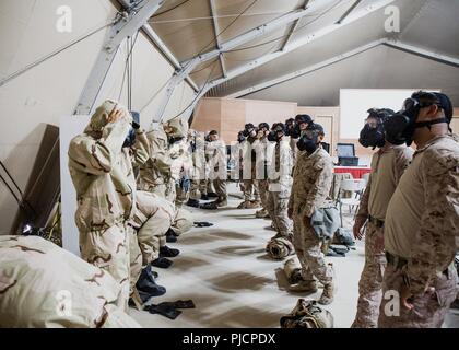 Unbekannten ORT, NAHER OSTEN - US-Marines mit dem besonderen Zweck Marine Air-Ground Task Force, Krise Response-Central Befehl, führen Sie einen chemischen und biologischen Einschließung bohren Während sustainment training Juli 24, 2018. Marines nehmen an diesen Schulungen regelmäßig in Vorbereitung auf die Krise reagiert. Stockfoto