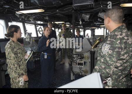 ROATAN, Honduras (23. Juli 2018) Cmdr. Fiona Halbritter, kommandierender Offizier der Whidbey Island-Class Dock Landung Schiff USS Gunston Hall (LSD 44), gibt die honduranische Segler eine Tour der Pilot House auf dem Schiff. Die Gunston Hall ist auf die Bereitstellung unterstützen, Südsee, das ist eine jährliche gemeinsame Bereitstellung in der US Southern Command Verantwortungsbereich, wo eine Aufgabengruppe bereitstellen werden eine Vielzahl von Übungen und multinationalen Austausch durchzuführen, die Interoperabilität zu verbessern, die regionale Stabilität zu erhöhen, und bauen und regionale Beziehungen mit allen Ländern der Region aufrechterhalten Stockfoto