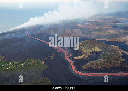 Lava brach aus Spalte 8 von Hawaii Kilauea East rift zone fließt als glühende Fluss rund um Green Mountain Schlackenkegel, den Ozean zu geben. Stockfoto