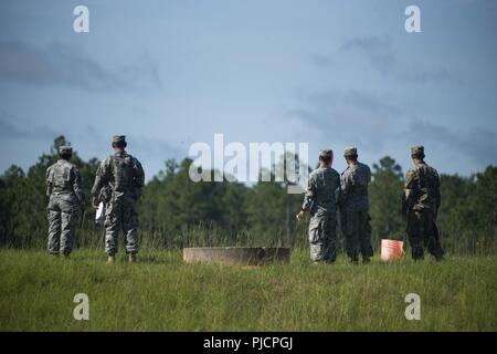 United States Army Reserve Soldaten sehen Sie ein M320 Reichweite Lane während der jährlichen Übung Centurion Fokus auf Fort Stewart, Georgia, 21. Juli 2018. Die 317 Militärpolizei Bataillon führt Bereitschaft, Operationen und Mission Essentials Aufgabenliste Validierung zur Unterstützung der Operation Centurion Fokus 11. Juli-Aug 8. Auf Um die 317 Militärpolizei Bataillon übernimmt die Verantwortung für die Durchführung der drei militärischen Polizei lehrmäßige Missionen; Manöver unterstützt, EPW-Operationen und Verteidigung. Stockfoto