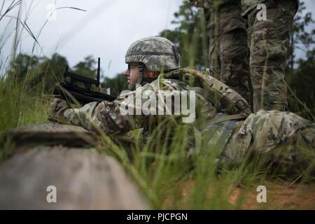 Spc. Cody Baugher, ein US Army Reserve Militärpolizei Soldat aus der 443Rd Military Police Company, feuert eine M320 Granatwerfer während der jährlichen Übung Centurion Fokus auf Fort Stewart, Georgia, 21. Juli 2018. Die 317 Militärpolizei Bataillon führt Bereitschaft, Operationen und Mission Essentials Aufgabenliste Validierung zur Unterstützung der Operation Centurion Fokus 11. Juli-Aug 8. Auf Um die 317 Militärpolizei Bataillon übernimmt die Verantwortung für die Durchführung der drei militärischen Polizei lehrmäßige Missionen; Manöver unterstützt, EPW-Operationen und Verteidigung. Stockfoto